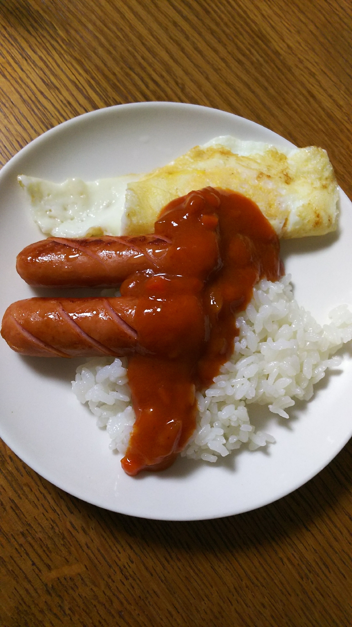 ウインナーと目玉焼きのナポリタンかけご飯