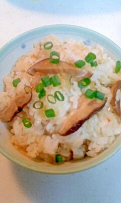 新玉ねぎとしいたけの炊き込みごはん レシピ 作り方 By ジョンとポーク 楽天レシピ