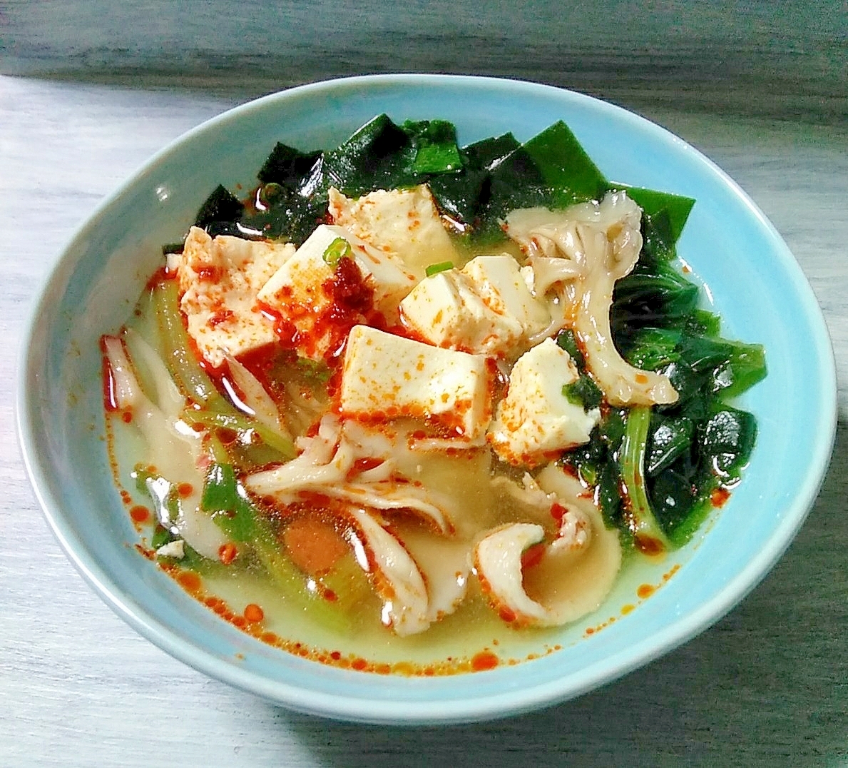 わかめとまいたけお豆腐のヘルシーピリ辛鍋