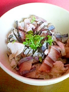 〆鯖しらす丼