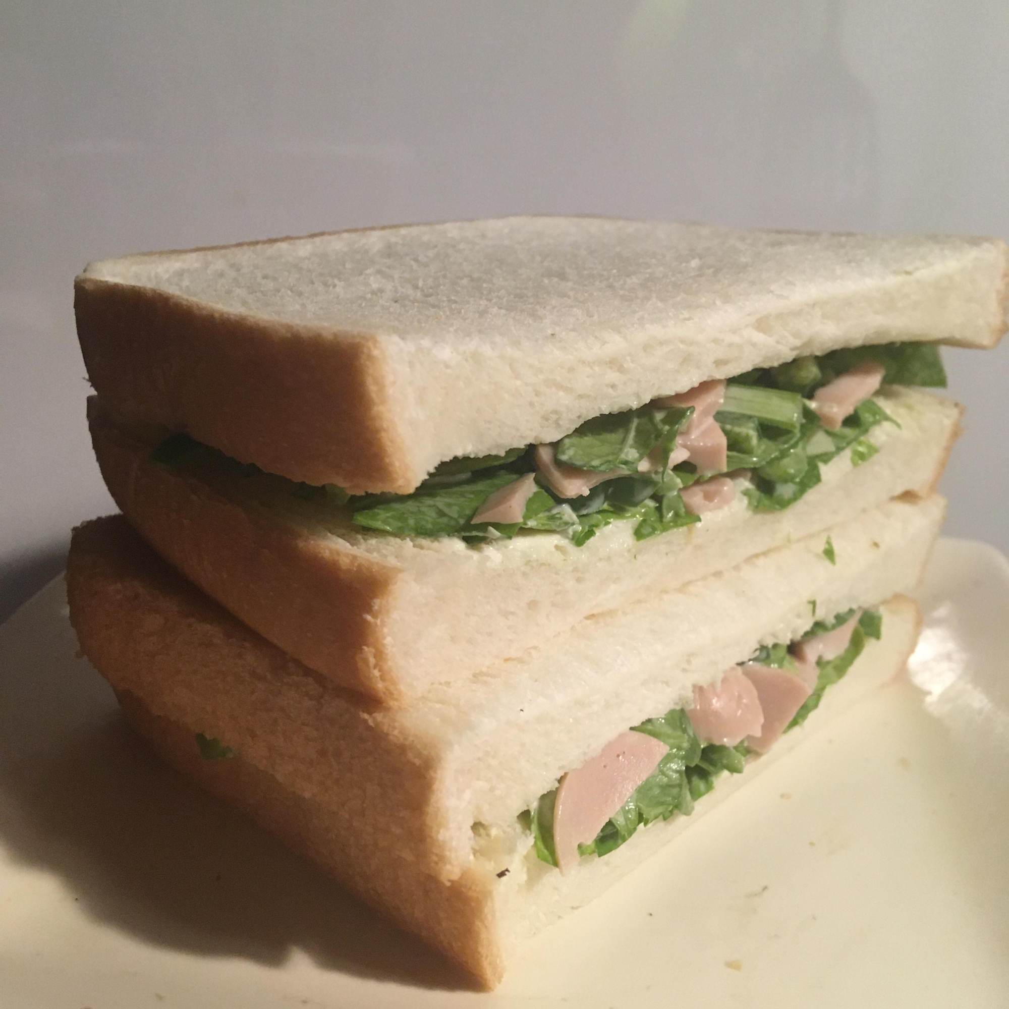 魚肉ソーセージ、セロリ、ピーマンのサンドイッチ
