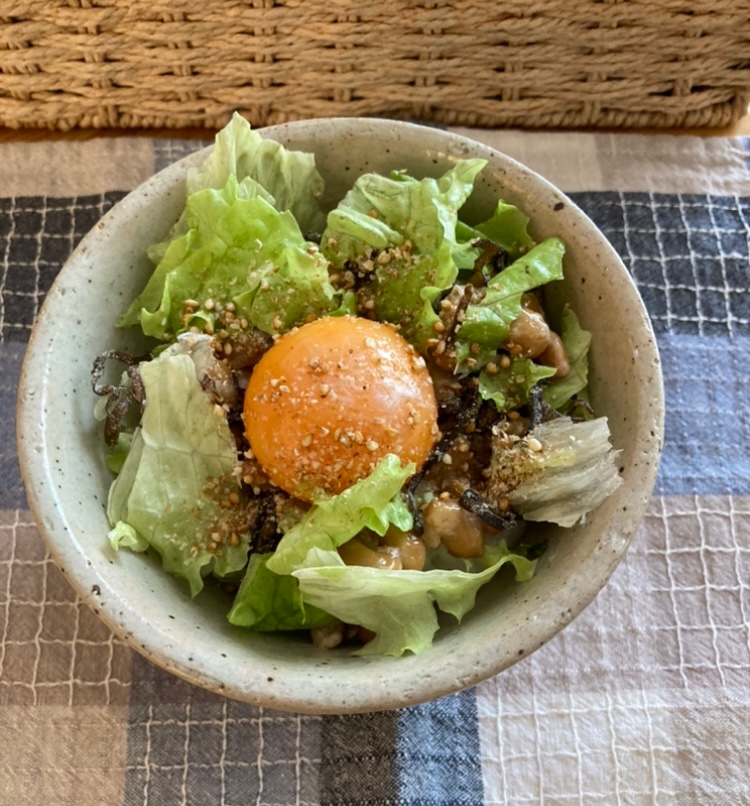 卵黄のせサニーレタスと塩昆布の納豆ごはん