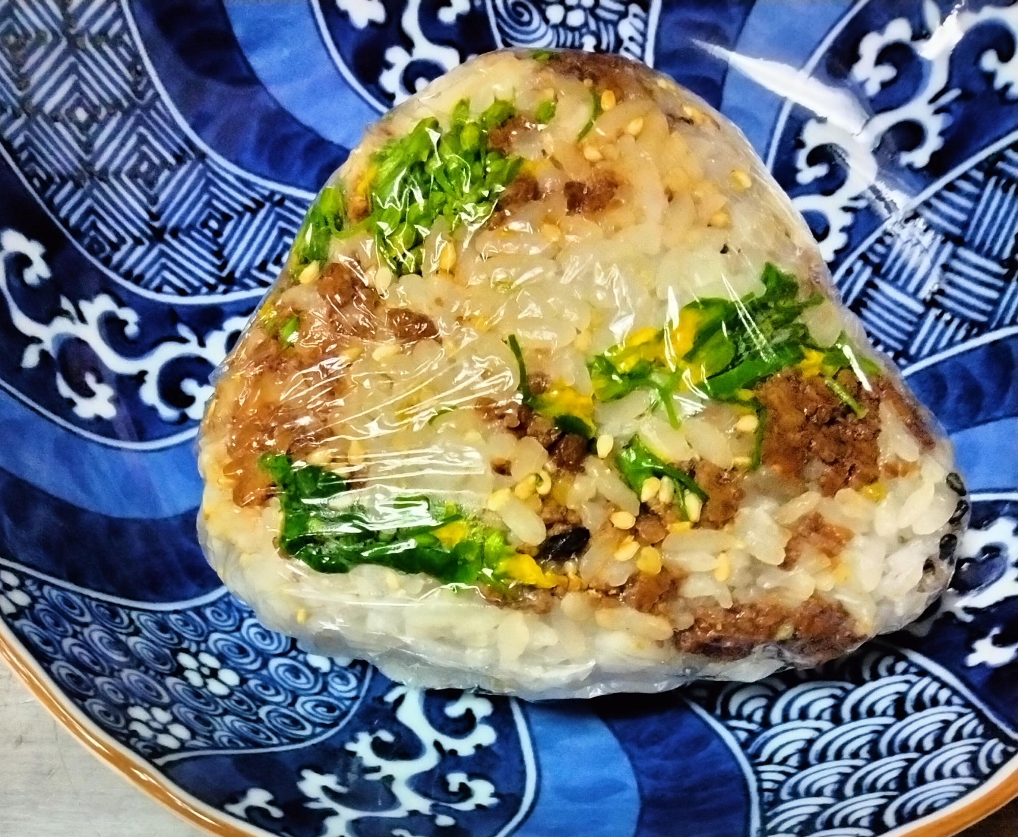 雑穀ごはんおにぎり 鶏そぼろ菜の花白ごま