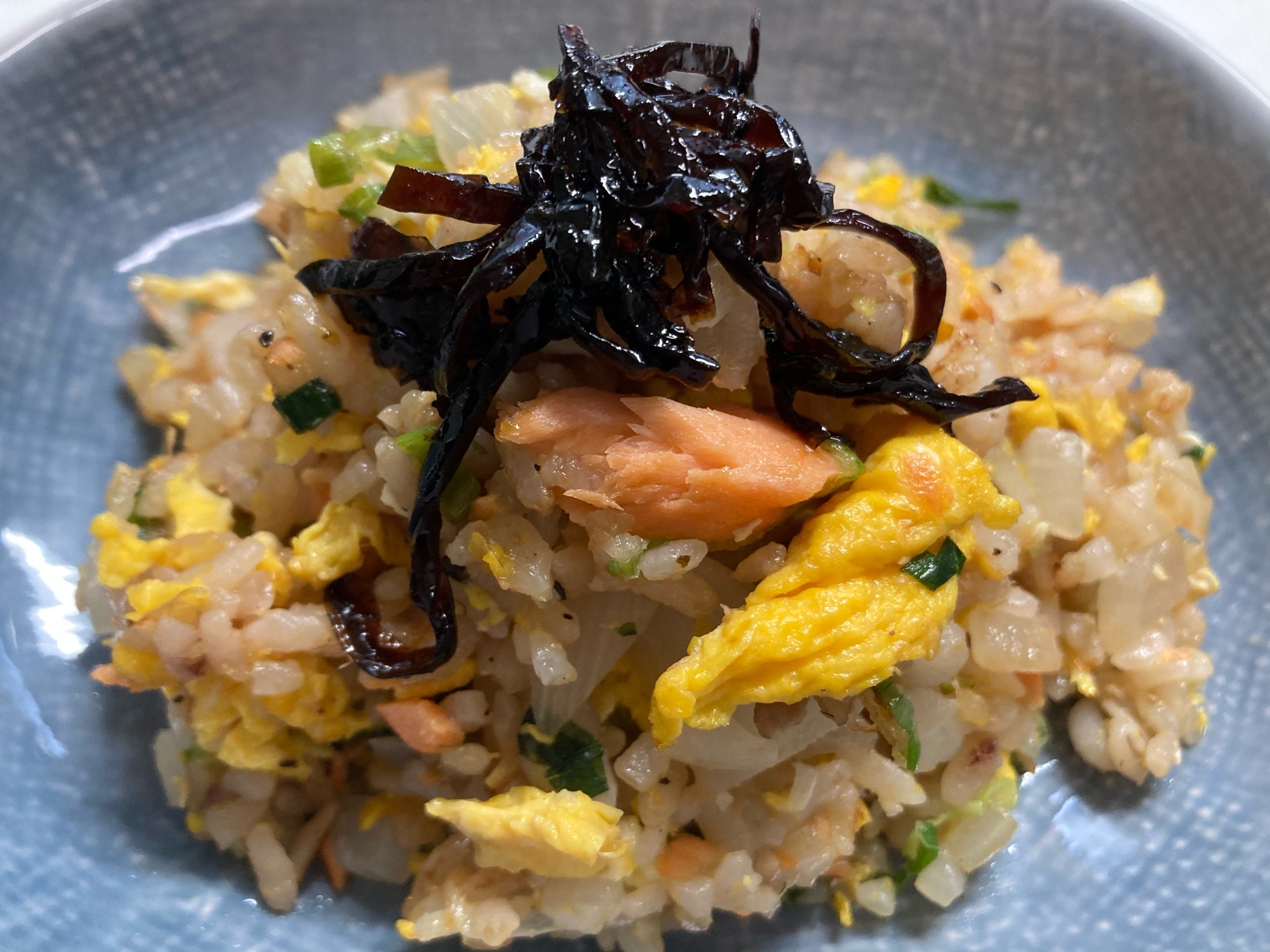 お昼に軽めの鮭チャーハン！