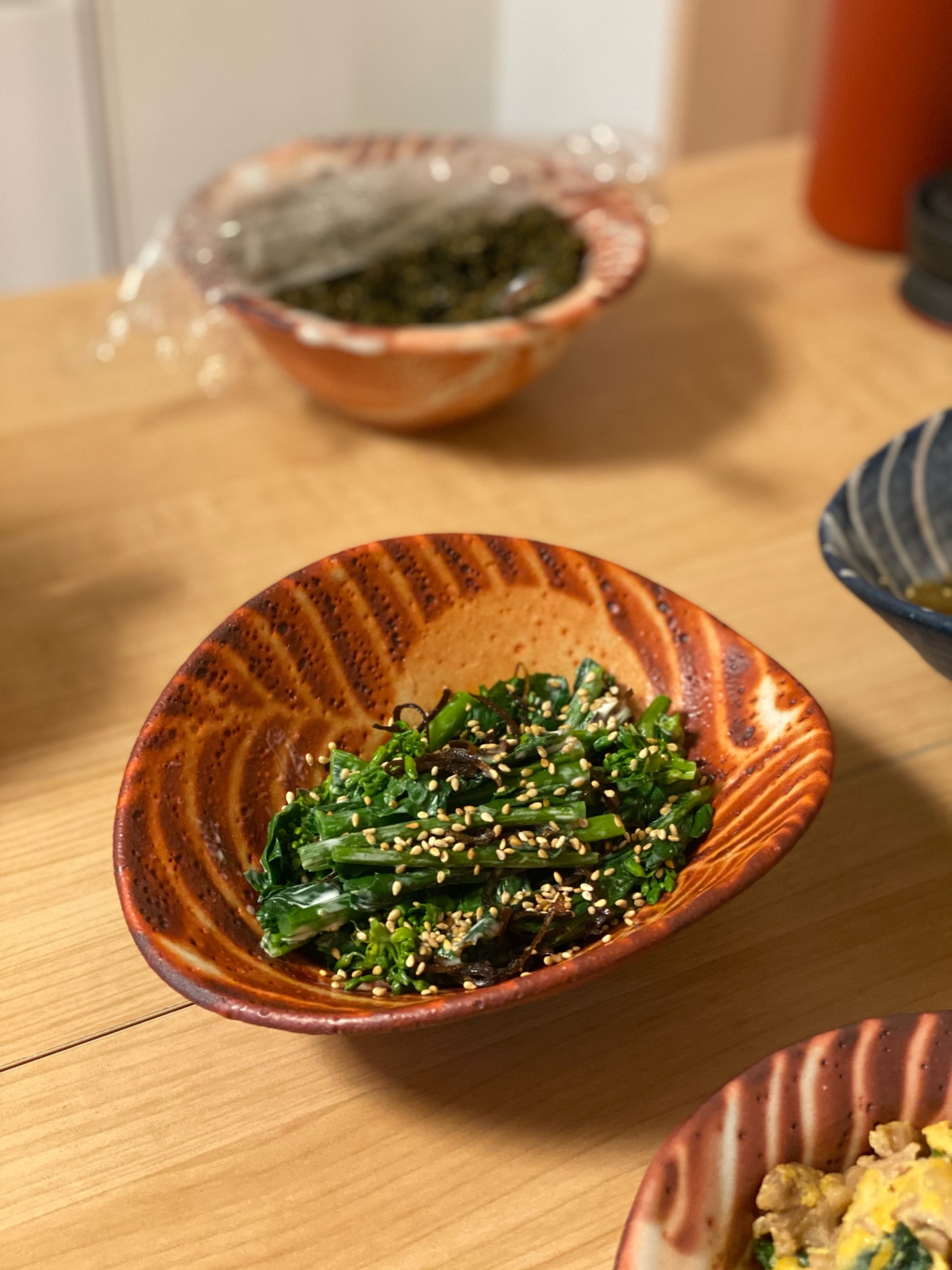 茶色い小皿に盛り付けられたかき菜と塩こんぶのマヨネーズ和え