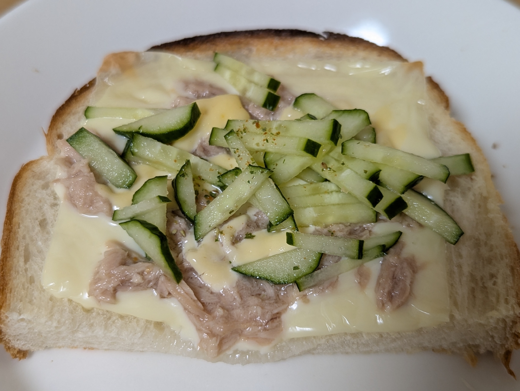 ツナマヨときゅうりのチーズトースト