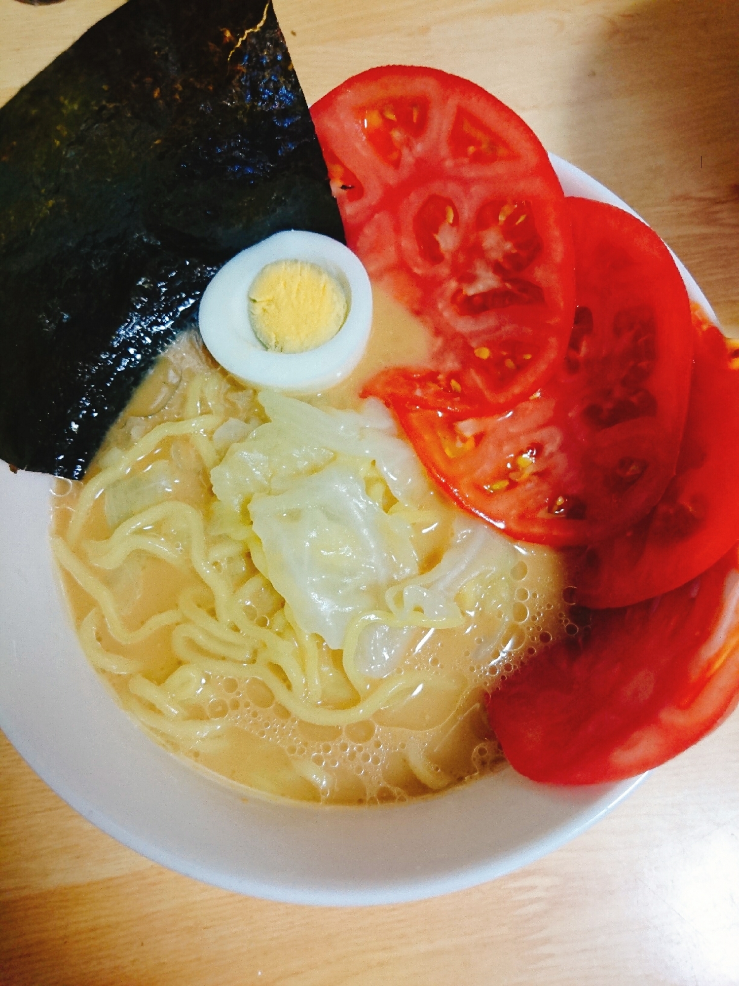 トマト 卵 キャベツの豚骨醤油ラーメン