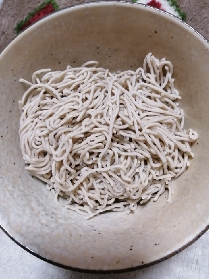 生のお蕎麦が冷凍出来てびっくりです。
食べきれなくあまってしまって消費期限が過ぎても冷凍して食べたい時にすぐに茹でて食べられるので助かります。