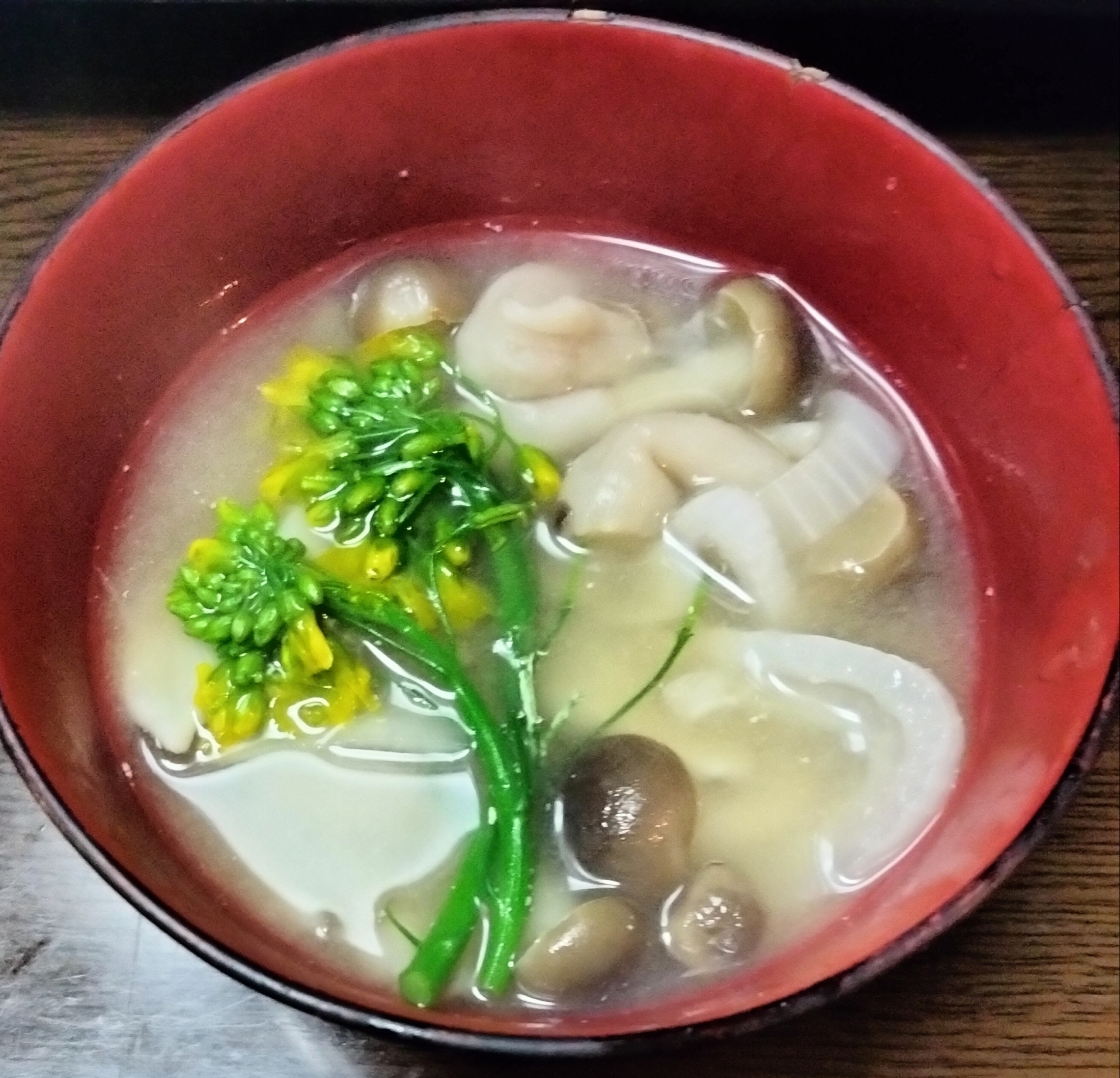 舞茸しめじ玉ねぎ菜の花の味噌汁