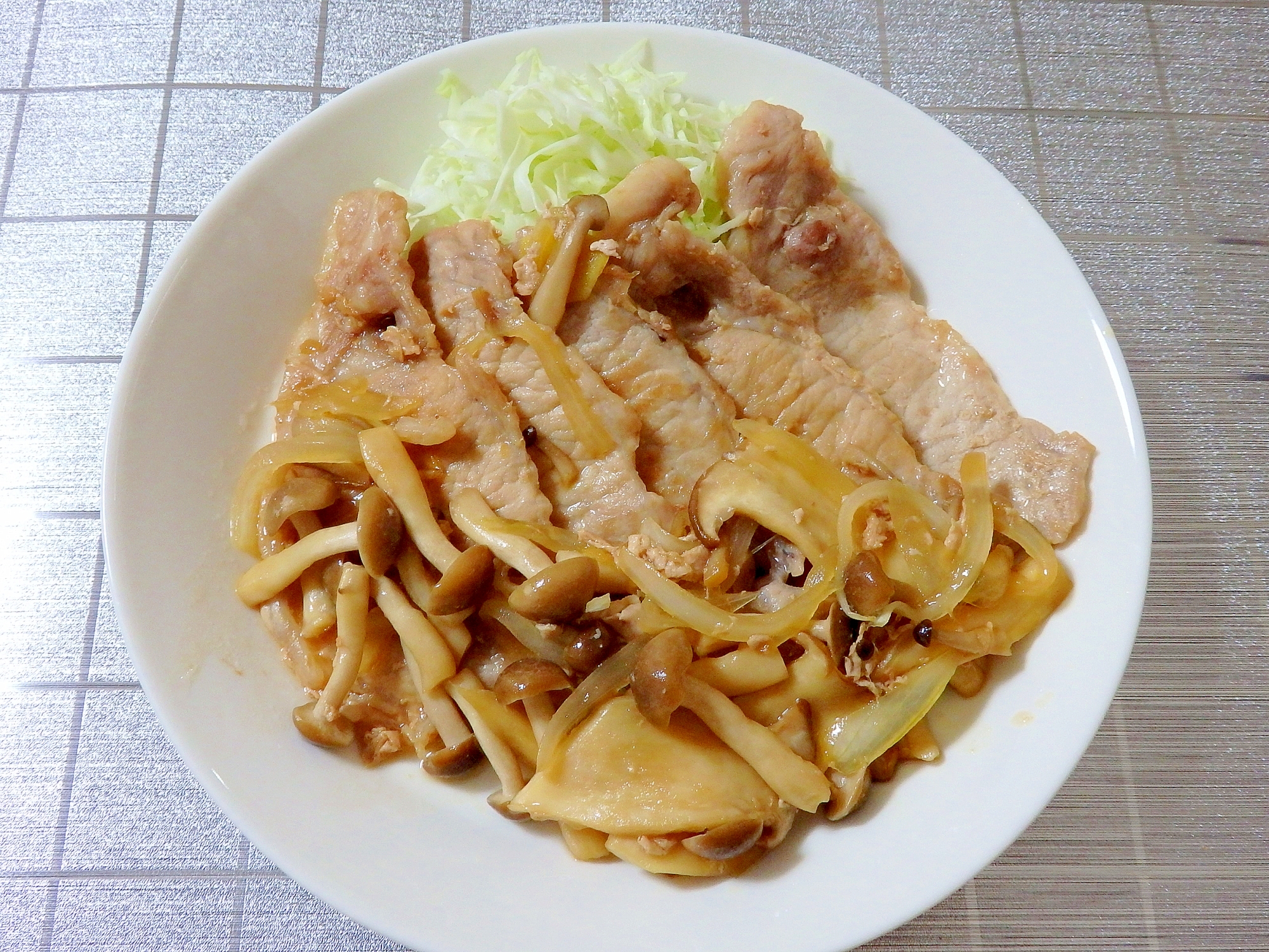 しめじも一緒に美味しい^^豚のしょうが焼き