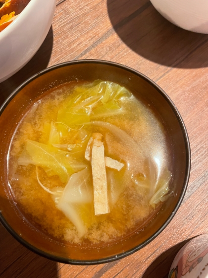 ホッとする(о´∀`о)キャベツと油揚げの味噌汁
