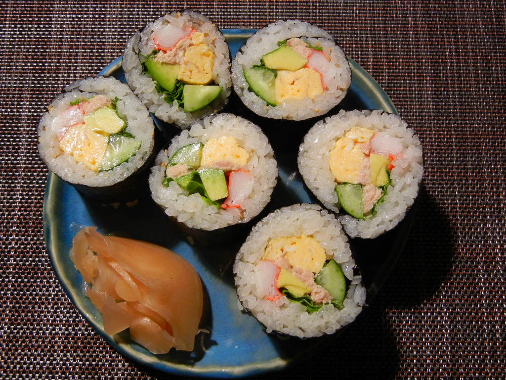 カニカマとシーチキンと胡瓜と卵焼きの太巻き