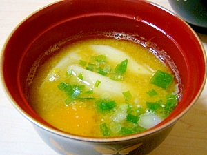 お椀に入ったホワイトアスパラガスの味噌汁