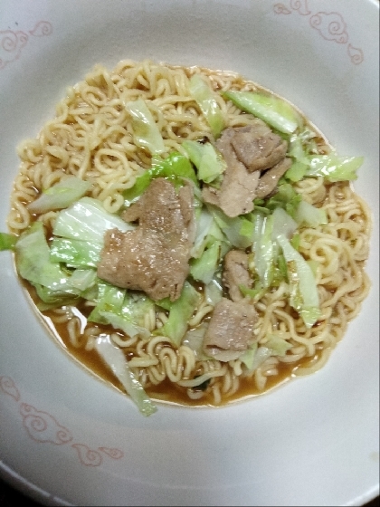 キャベツと豚肉炒めのせ★ラーメン