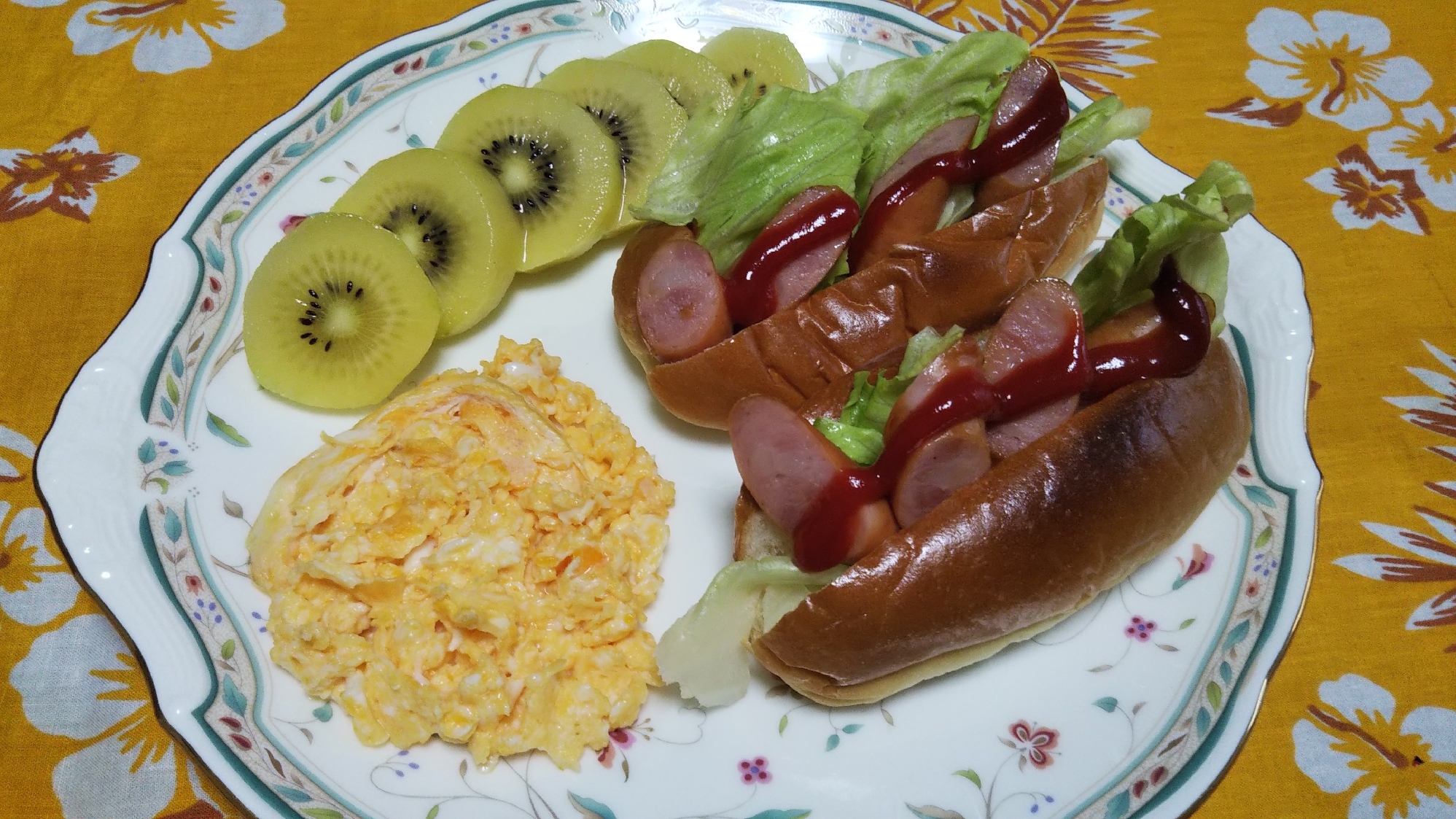 スクランブルエッグとウインナーレタスサンドの朝食☆