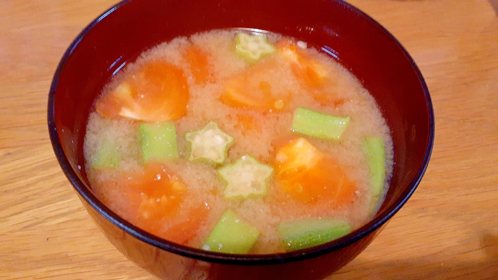 オクラとトマトの味噌汁