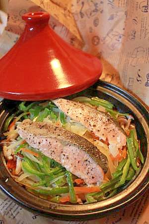 タジン鍋の中に入った鮭ときのこ、野菜の蒸し焼き