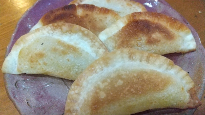 ５枚だけ残った餃子の皮。お試しで作ってみたら、これが美味～！！また食べたくて餃子の皮買いました(*´∇｀)ﾉ