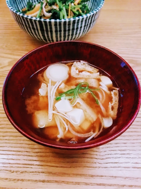 白ネギと豆腐の赤だし味噌汁