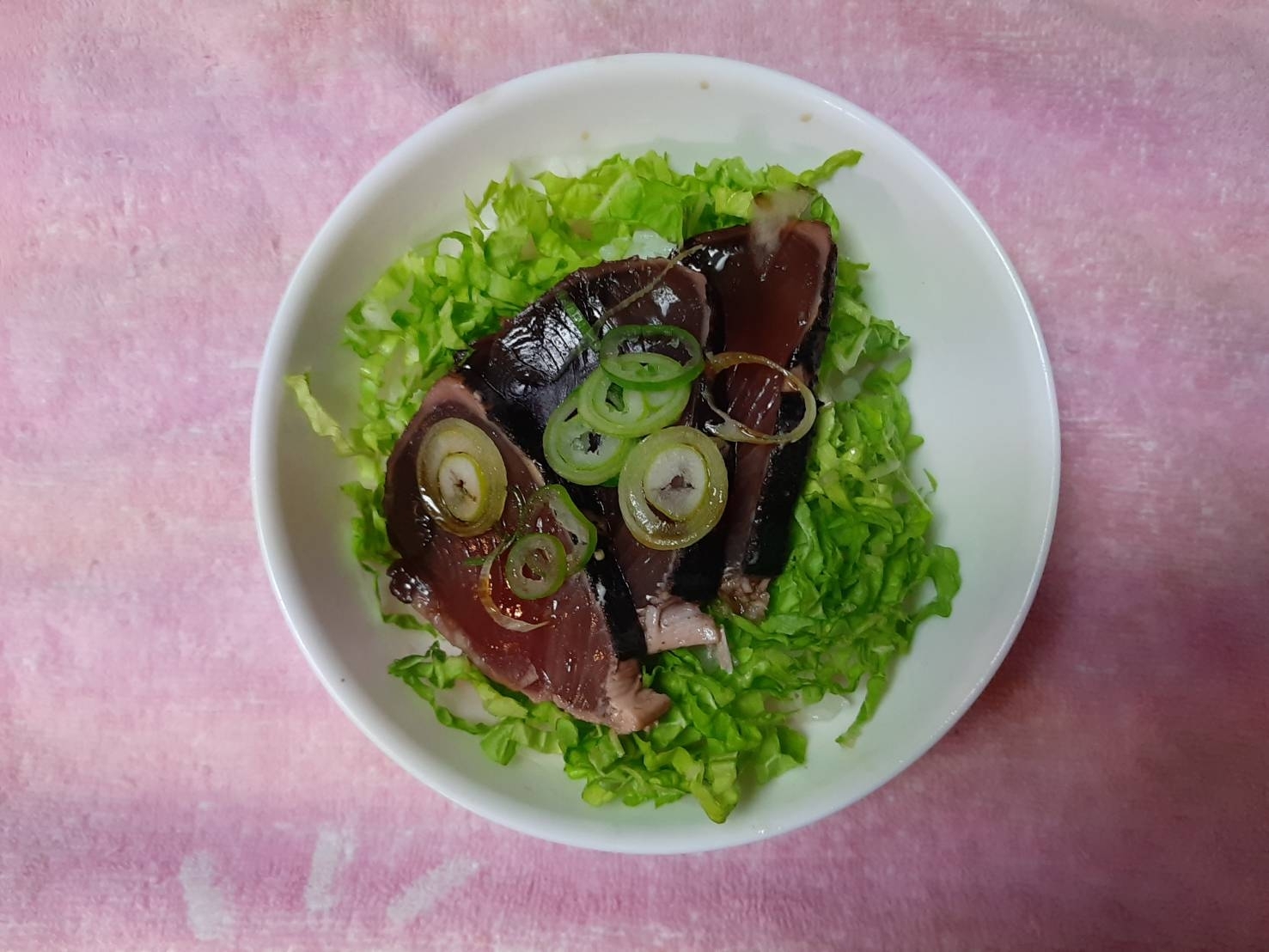 白菜の千切りのせたかつおのたたき丼