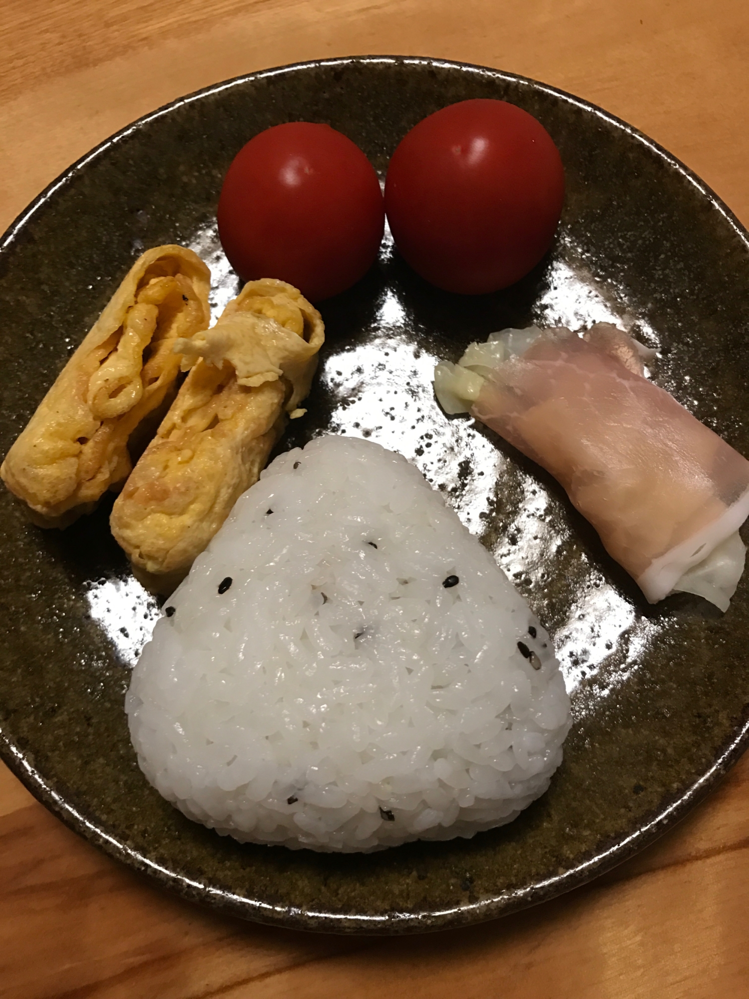 ゴマむすびと卵焼き、キャベツの生ハム巻きの朝ごはん