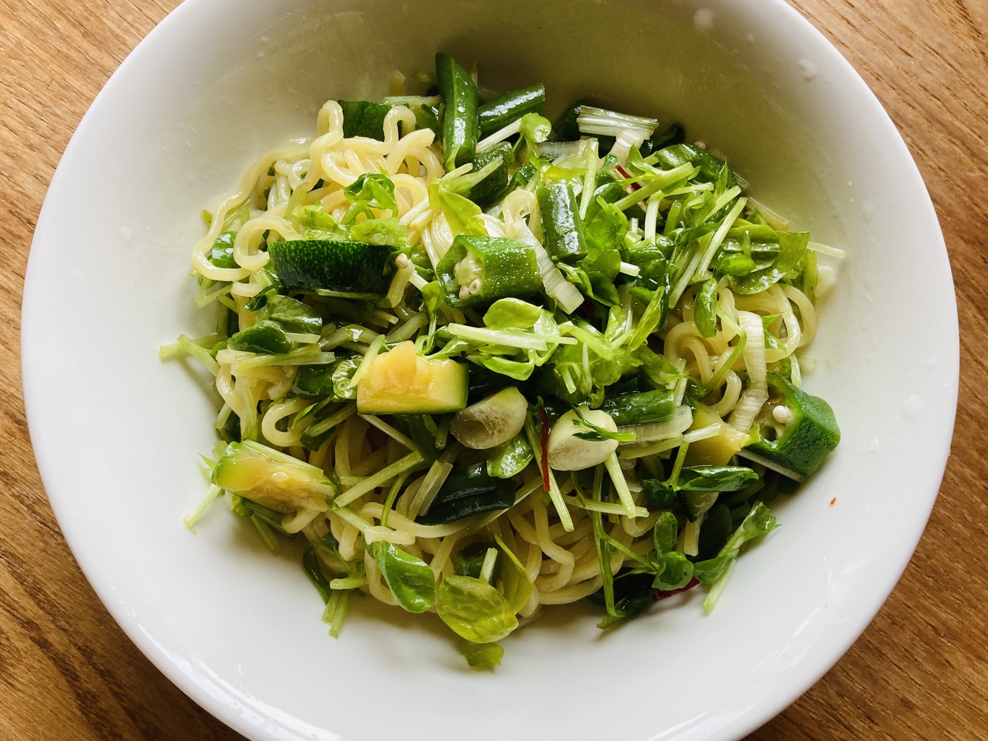 オクラとズッキーニと豆苗の冷やしラーメン