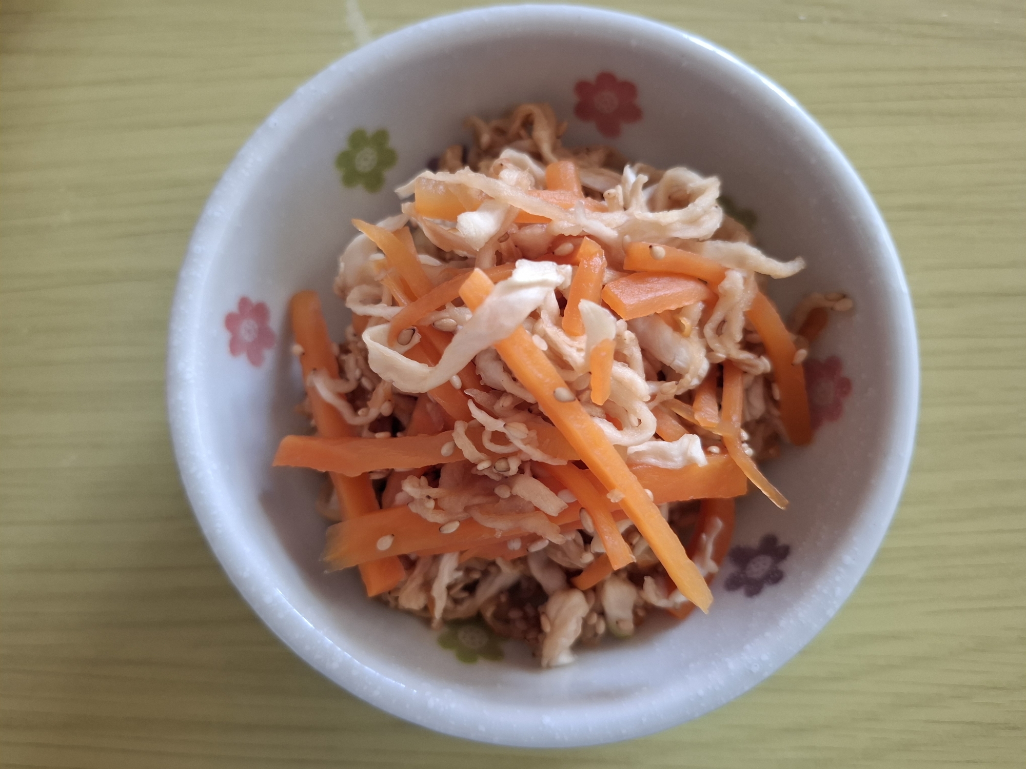 千切り大根とにんじんのごま和え