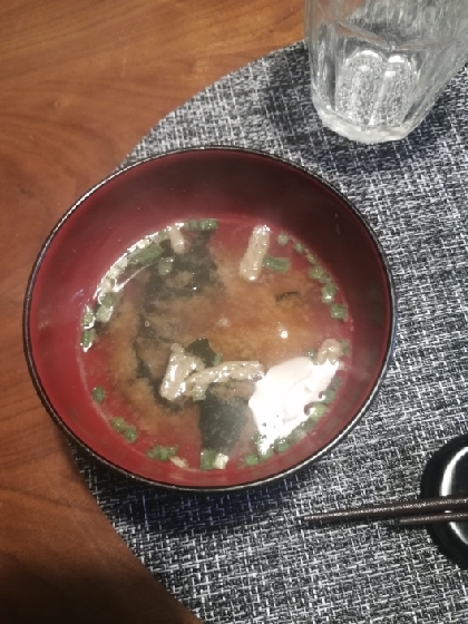 なめこと豆腐とわかめの赤だし