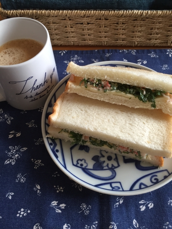 チーズとカニカマ、青じそのサンドイッチ