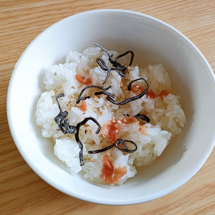 梅と塩昆布の混ぜご飯