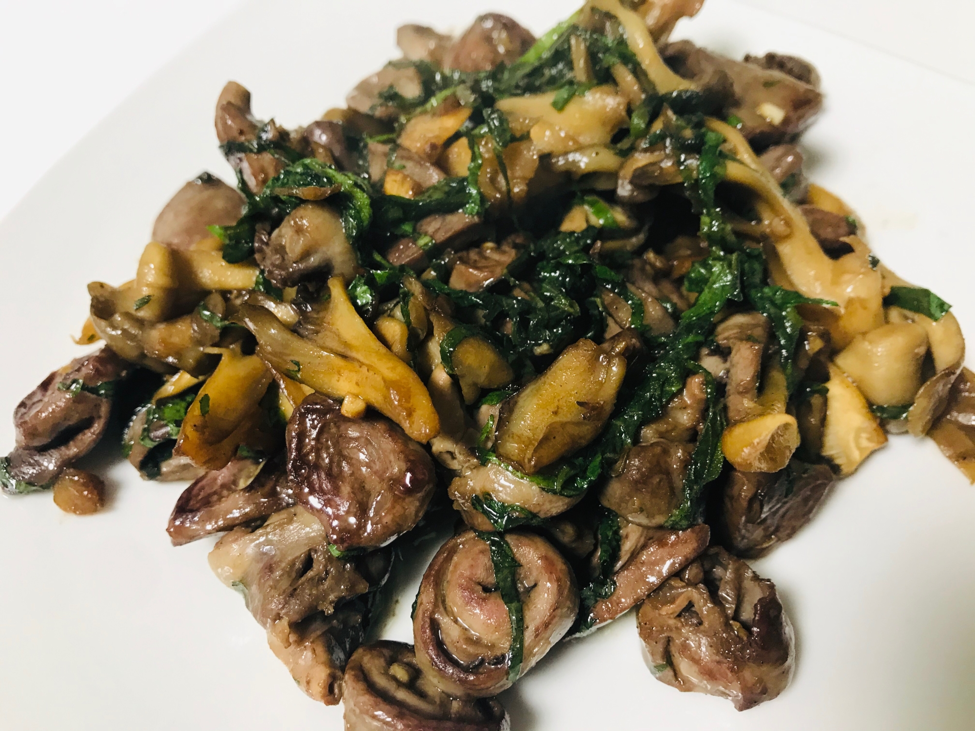 自宅で居酒屋気分!鶏ハツと舞茸の大葉炒め♫