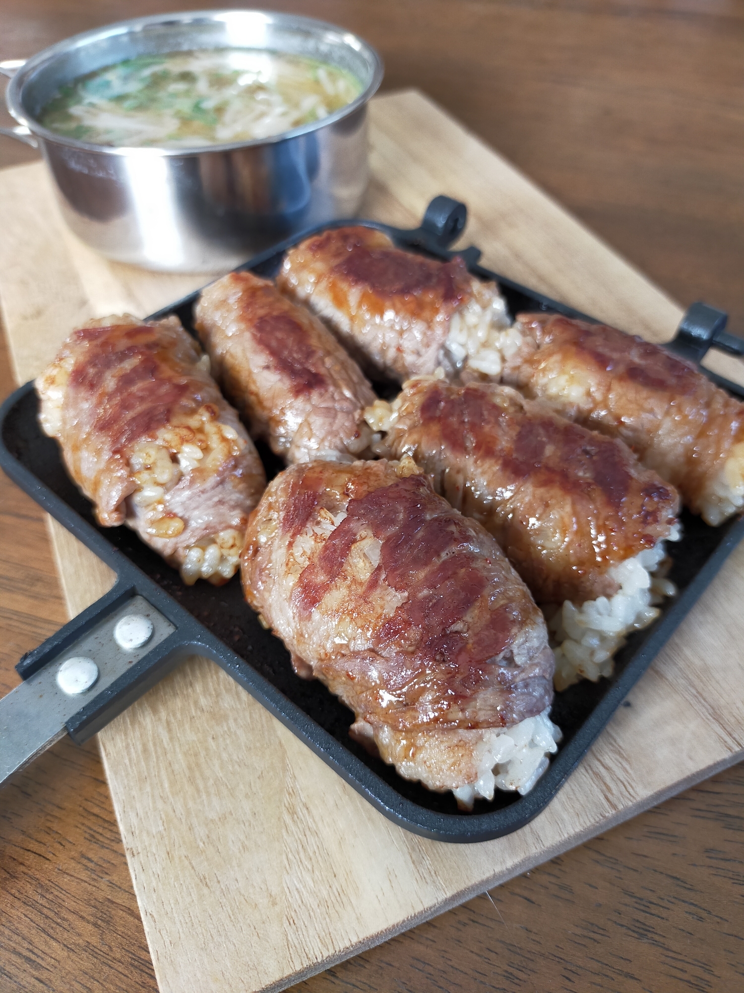 ホットサンドメーカーで肉巻きおにぎり！