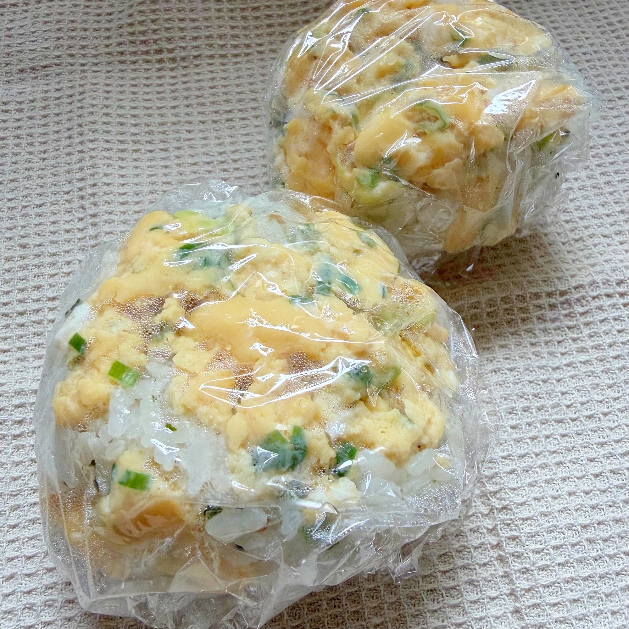 いり卵とねぎのおにぎり.‎˖٭.‎˖٭