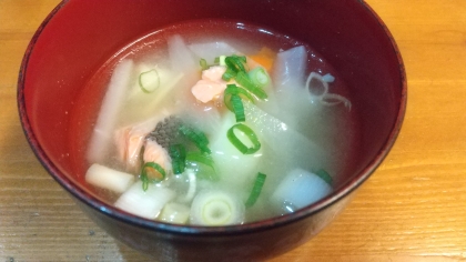 北海道旨みたっぷり♪鮭のアラで三平汁* 味噌仕立て