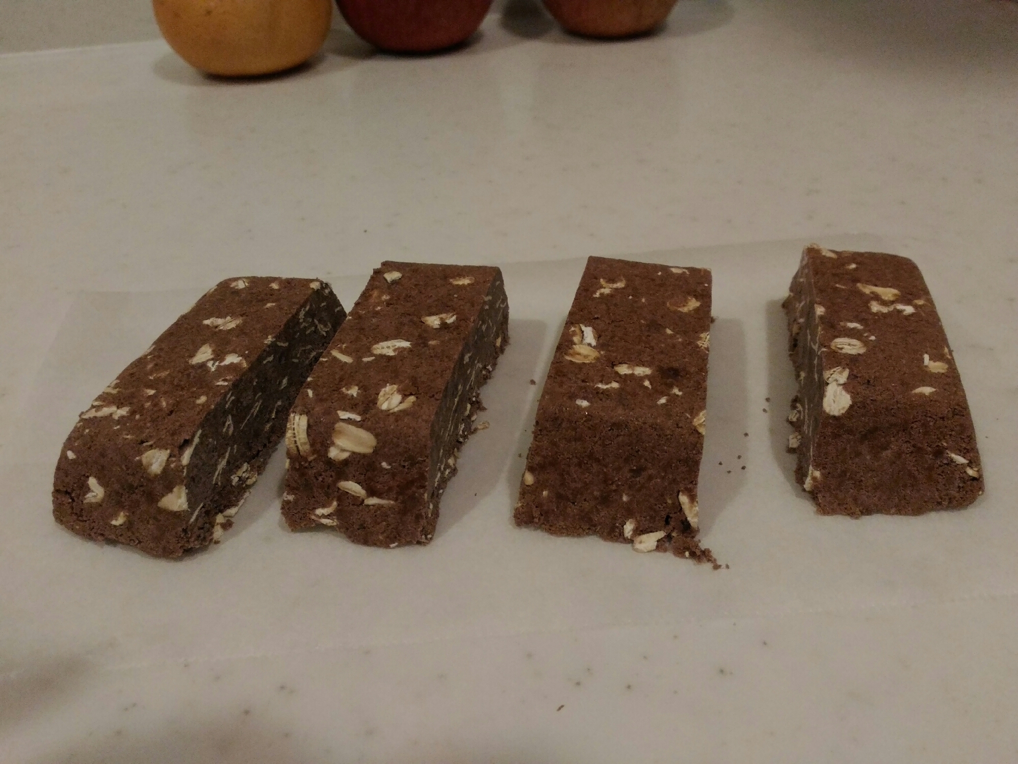 クッキングシートに並べた、冷やして作るプロテインバー