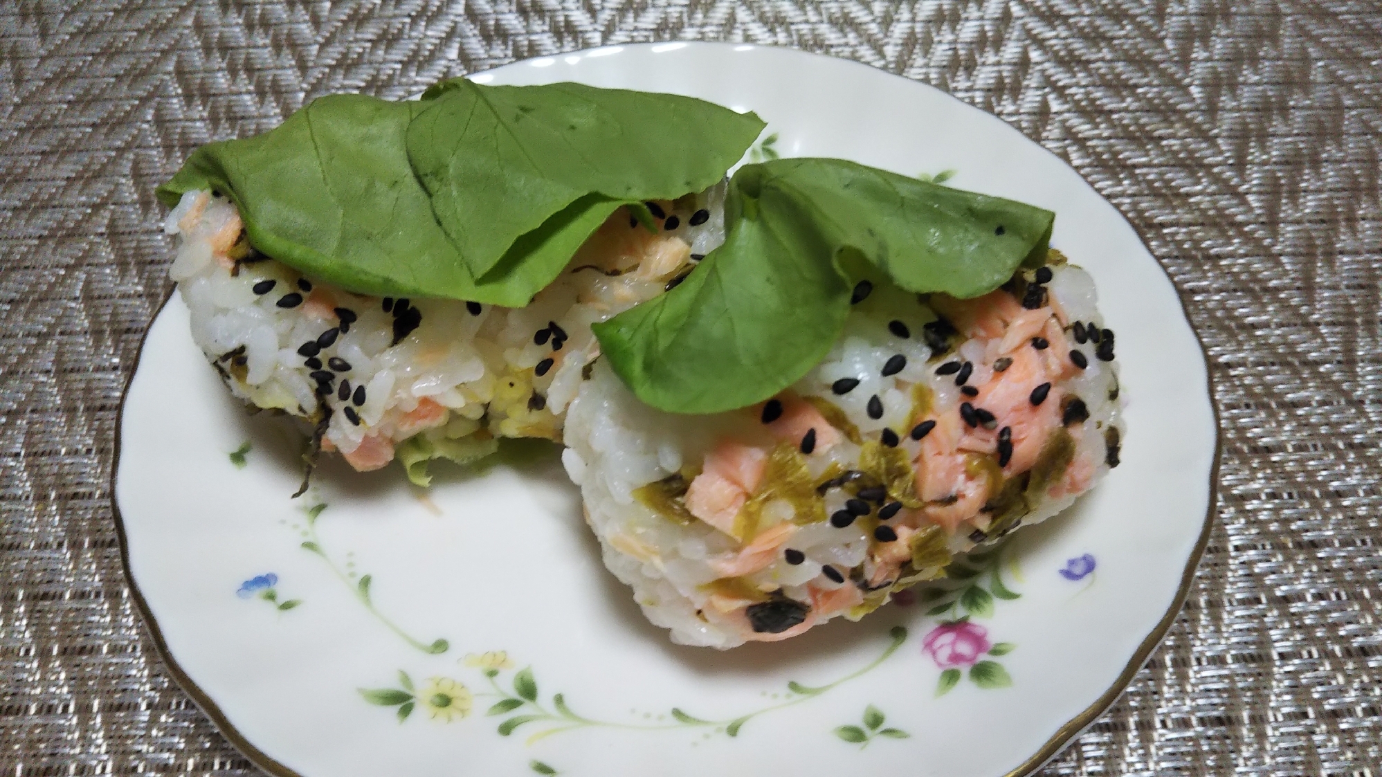 焼き鮭と高菜混ぜご飯ごま塩かけサラダ菜巻きお握り☆