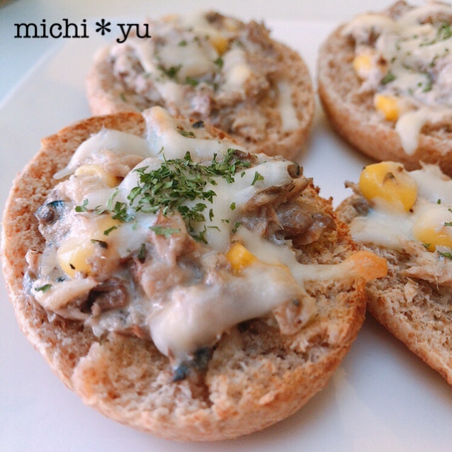 サバ缶×コーン×マヨで美味しい!ロールパンサンド