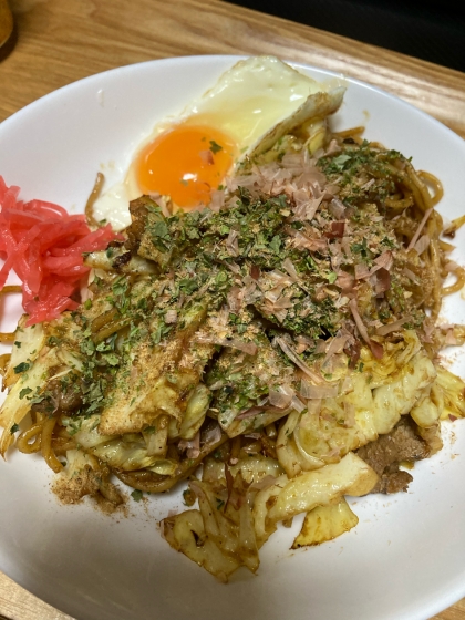 目玉焼きのせ焼きそば