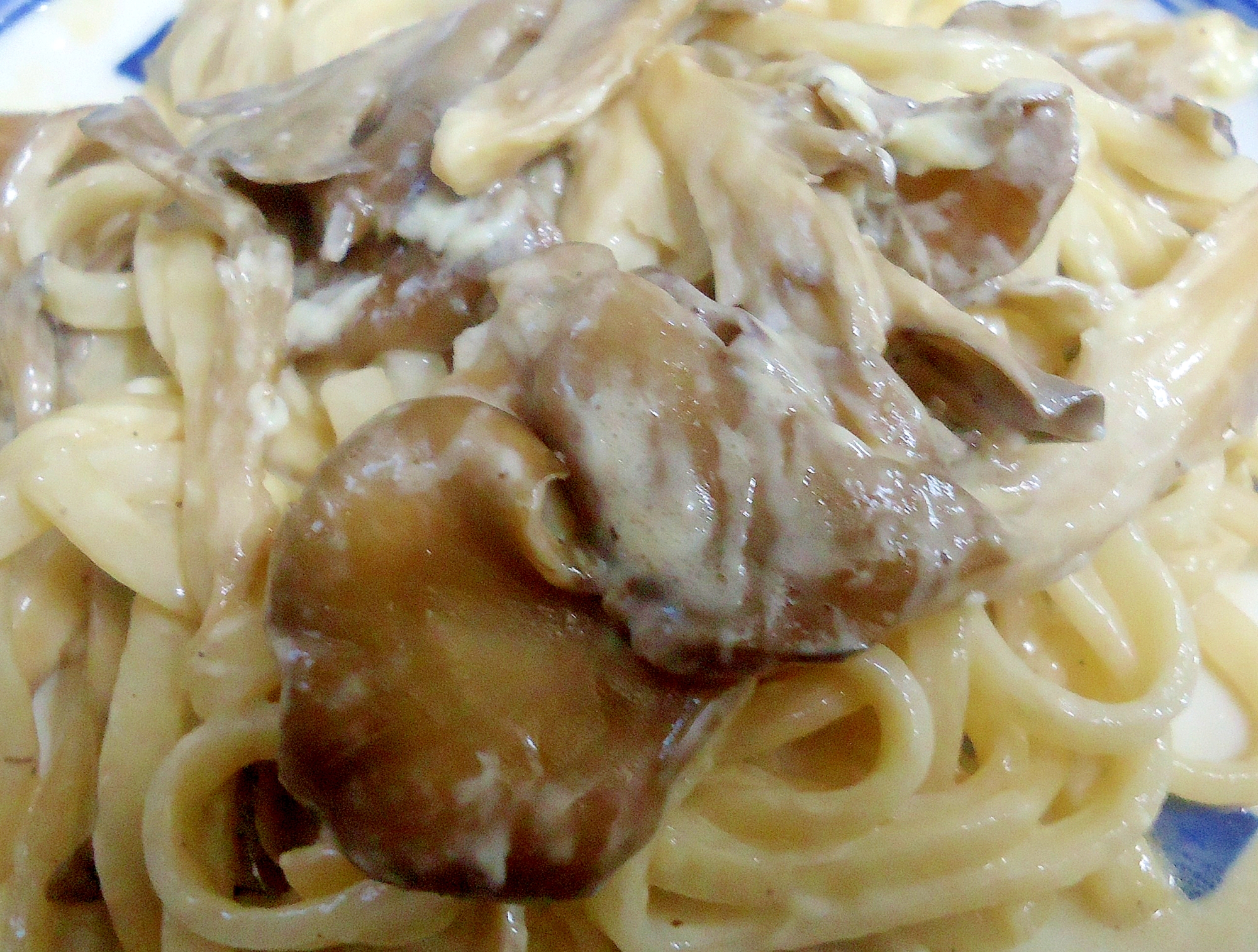 レンジで簡単　まいたけクリームうどん