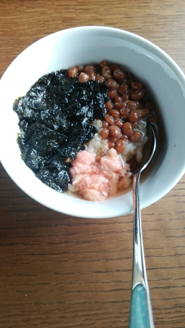 納豆、鮭、味付け海苔の麦茶漬け