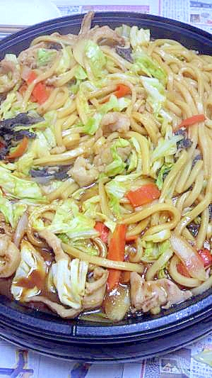 B級グルメのホルモンうどん