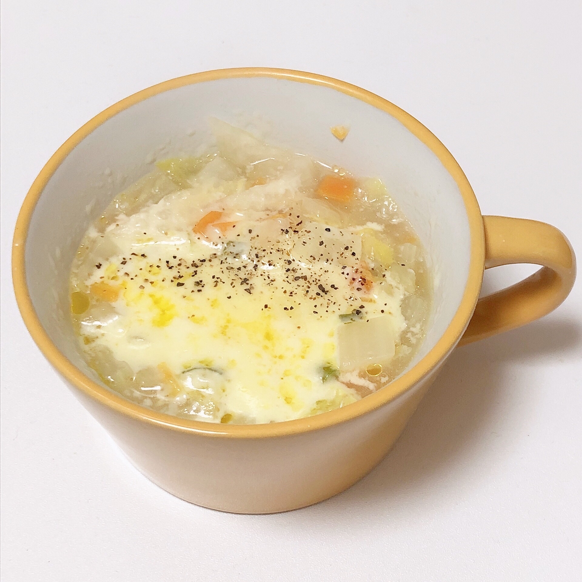 【簡単】体ぽかぽか♡チーズのせ野菜スープ