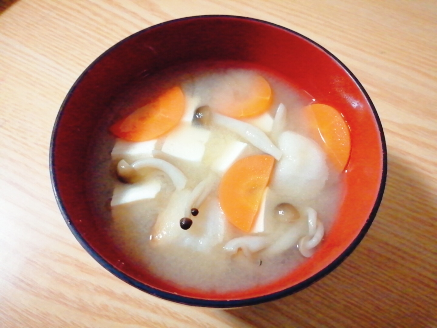 豆腐と人参としめじと麩の味噌汁