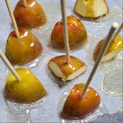 大きいリンゴをカットして、割り箸刺して作りました。
最初は砂糖を焦がしすぎてカラメルになってしまいほろ苦くなる失敗もありましたが、2回目以降は上手に出来た！