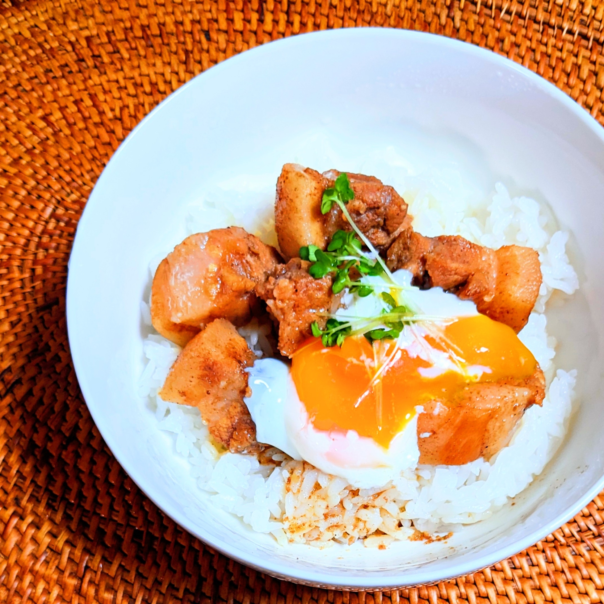 トロトロ温玉角煮丼