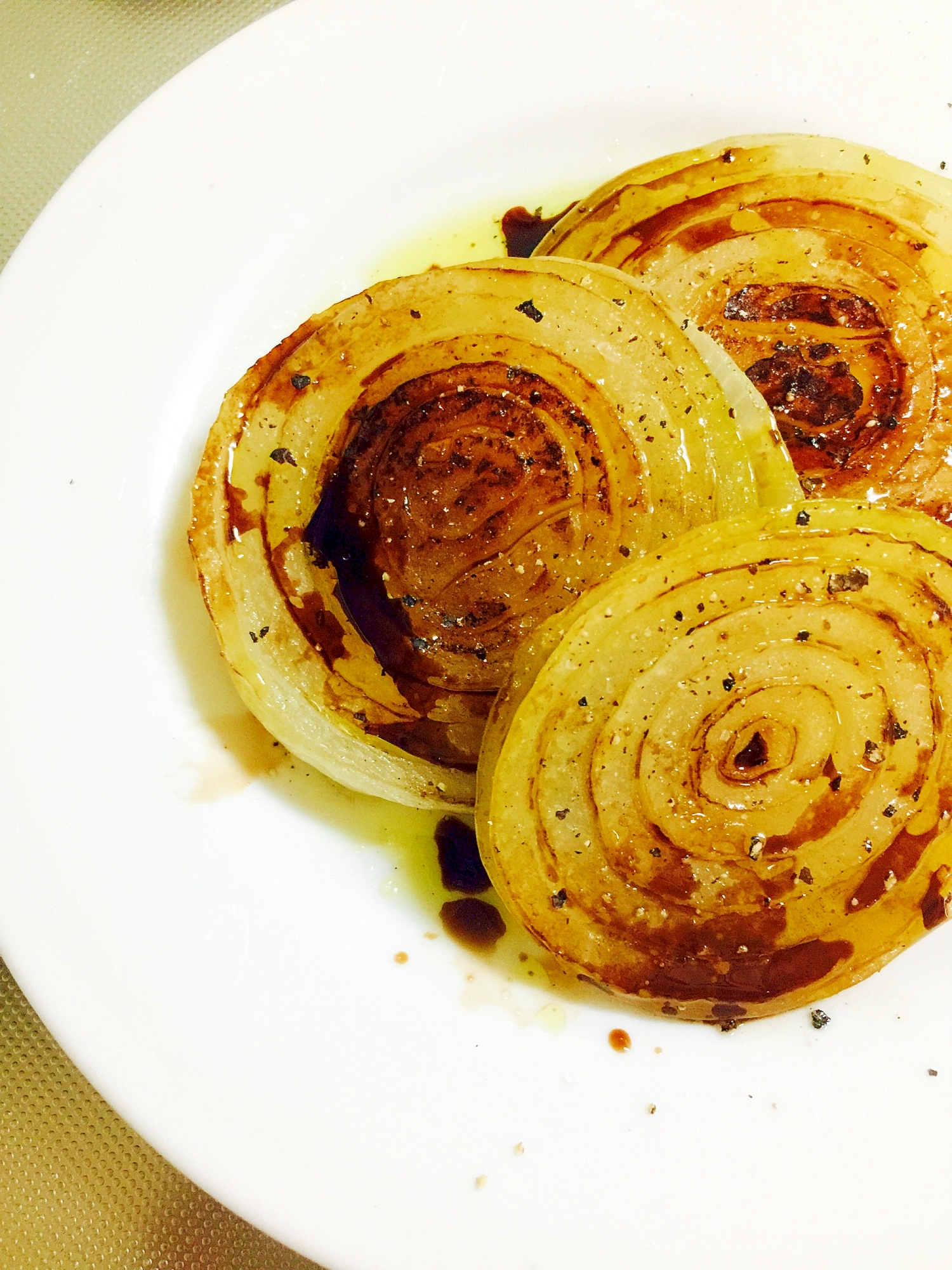 あったかトロッ!肉厚玉ねぎのステーキサラダ