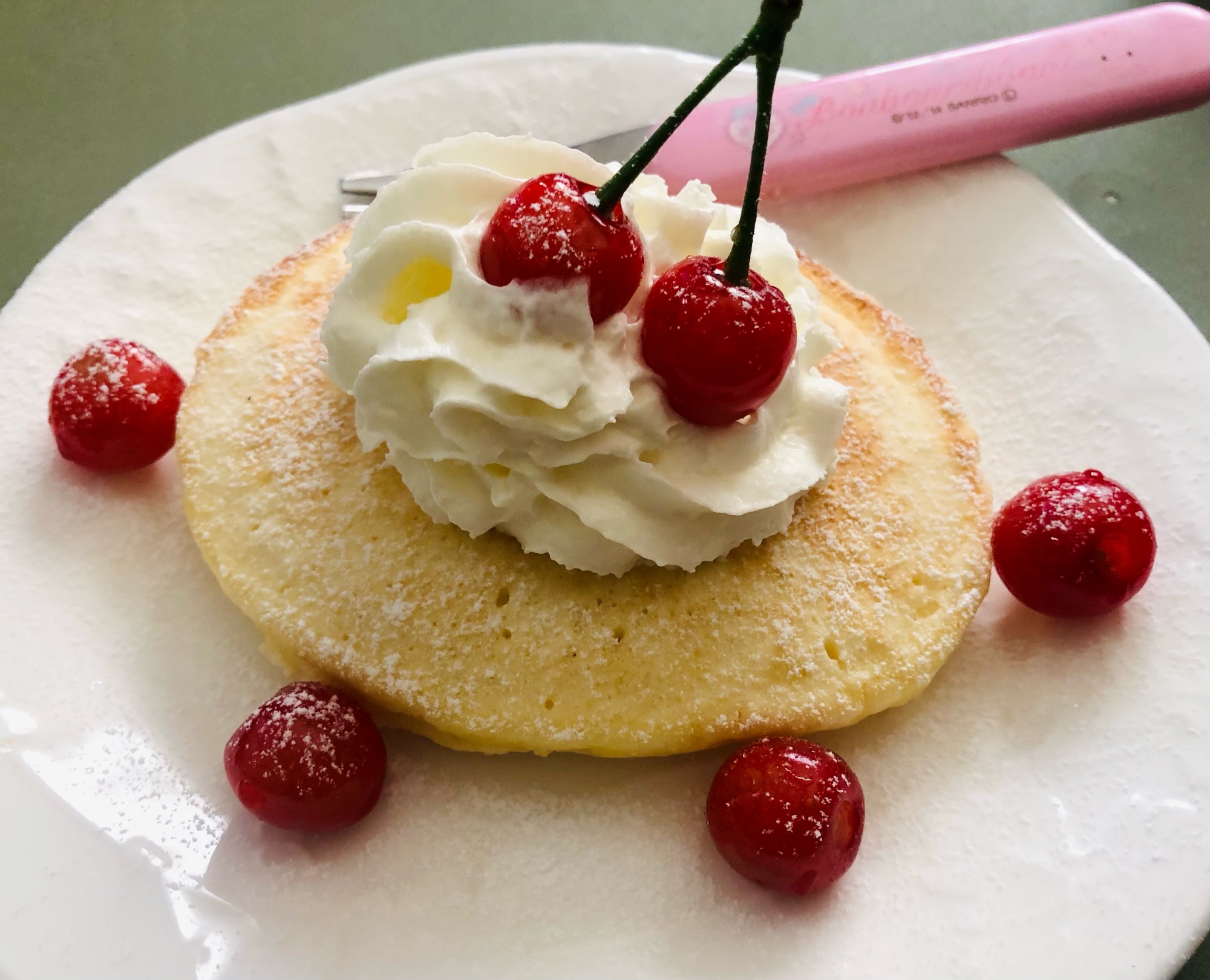 可愛い♡さくらんぼとホイップクリームのパンケーキ