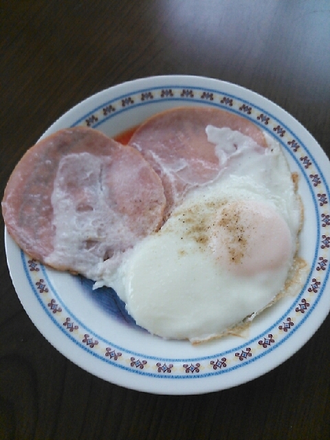 朝食にハムエッグ！