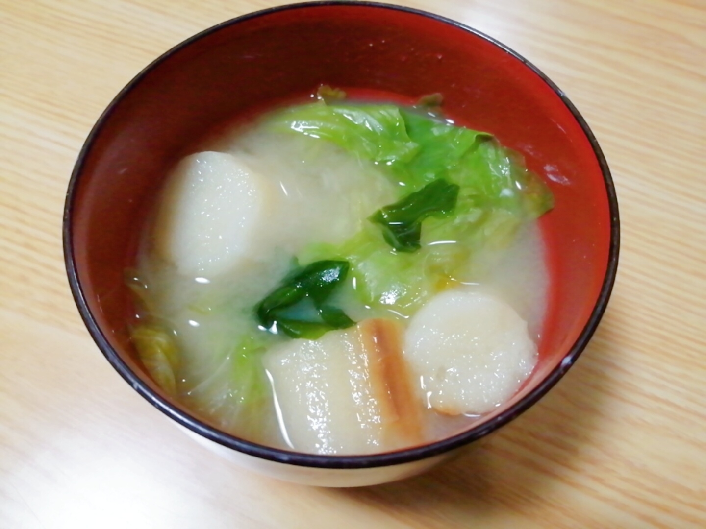 レタスと麩とわかめの味噌汁