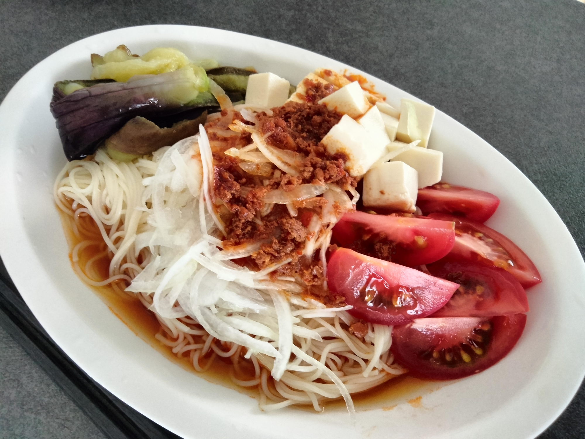 夏野菜のピリ辛そうめん